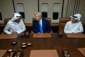 Doha, Qatar – November 25, 2025 — President Donald Trump meets with Qatar’s Emir Sheikh Tamim bin Hamad Al-Thani and Prime Minister and Foreign Minister Sheikh Mohammed bin Abdulrahman bin Jassim Al-Thani aboard Air Force One during a refueling stop, en route to the ASEAN summit.