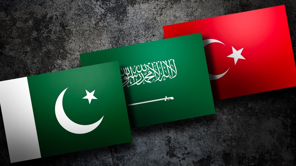 3D Illustration Mecca Joint Defense. Dramatic Flag of Pakistan, Saudi Arabia and Turkey. Pakistan, Saudi Arabia and Turkey Mutual Defense Deal.